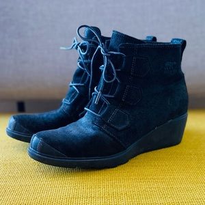 Sorel US8.5 black suede wedge heel booties.